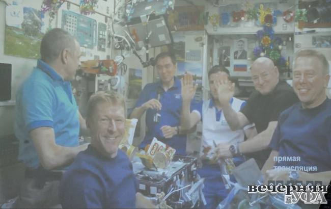 «Рунглиш», елка на МКС и печенье от космонавтов 