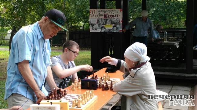 В шахматы играет и стар и мал